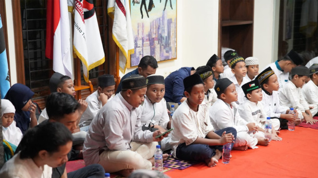Puluhan anak yatim berpeci dan berbaju putih duduk mengikuti istighosah di Sekretariat GEMPITA, Jakarta Selatan