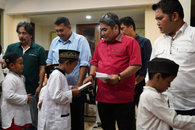 Ketua Umum GEMPITA Alfonso FP (kemeja merah) bersama pengurus DPP GEMPITA menyerahkan santunan kepada anak-anak yatim