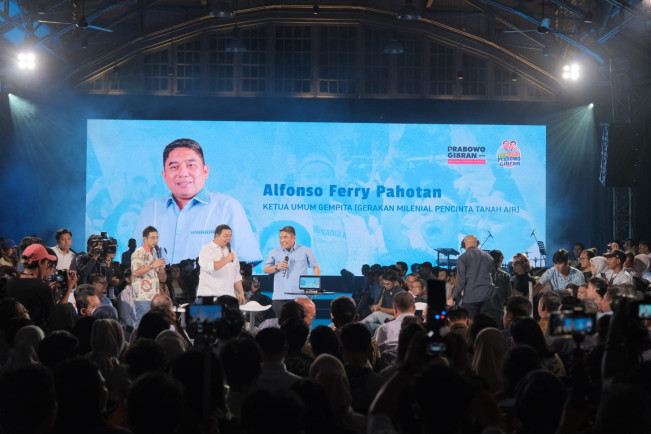 Alfonso Ferry Pahotan berorasi di panggung Syukuran Kemenangan Orang Muda, Pos Bloc, Pasar Baru