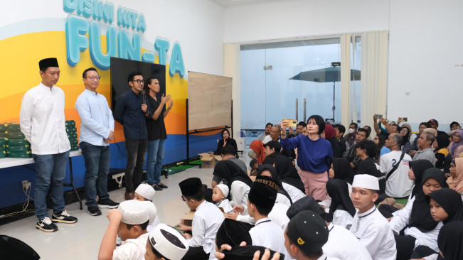 Suasana acara Ramadhan Bersama TKN Fanta di Fanta HC, Menteng: pembicara di depan backdrop dan anak-anak yatim duduk di depan panggung