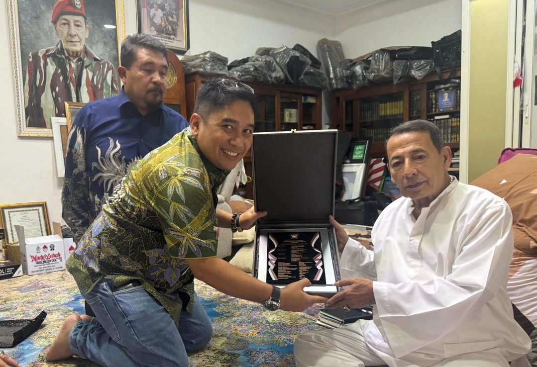 Alfonso Ferry Pahotan menyerahkan plakat GEMPITA kepada Habib Luthfi bin Yahya, disaksikan Ketua Dewan Pembina Suratman