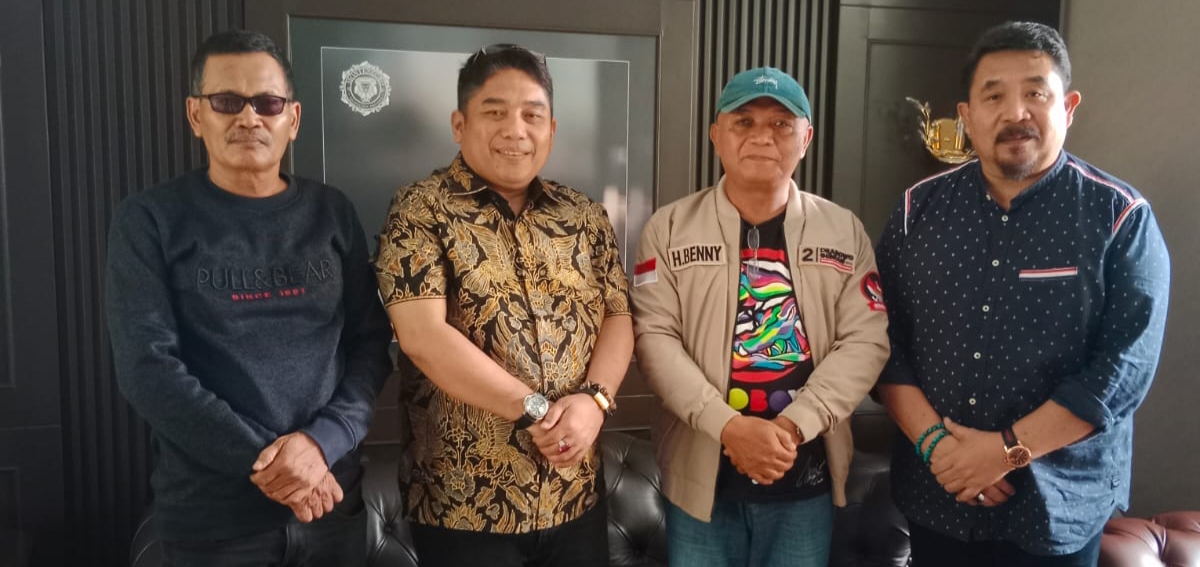 Alfonso Ferry Pahotan Napitupulu menerima Ketua Umum PB Pendawa Indonesia H. Ruslan di sekretariat DPP GEMPITA