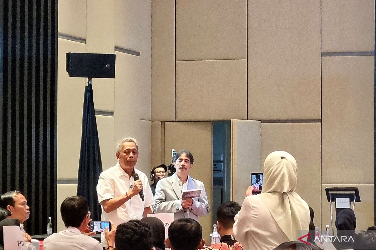 Wakil Menteri Sosial Agus Jabo Priyono mendengar aspirasi penerima manfaat dalam Public Hearing GEMPITA bersama Kantor Komunikasi Presiden, Jakarta, 28 Mei 2025