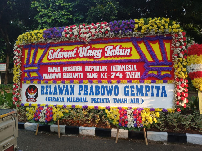 Karangan bunga DPP GEMPITA di depan kediaman Presiden Prabowo di Kertanegara