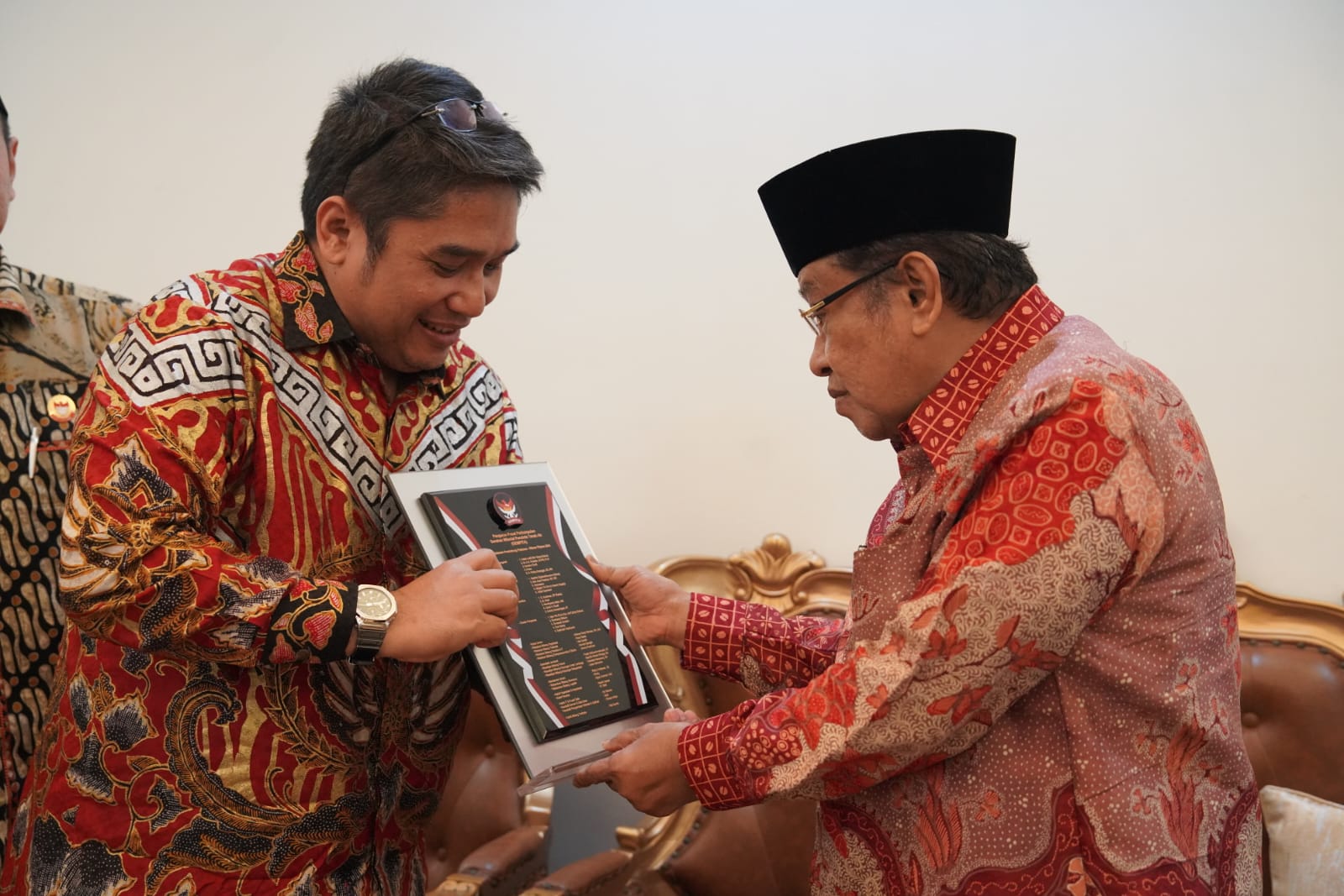 Ketua Umum DPP GEMPITA Alfonso Ferry Pahotan menyerahkan plakat kepada Prof. KH Said Aqil Siradj