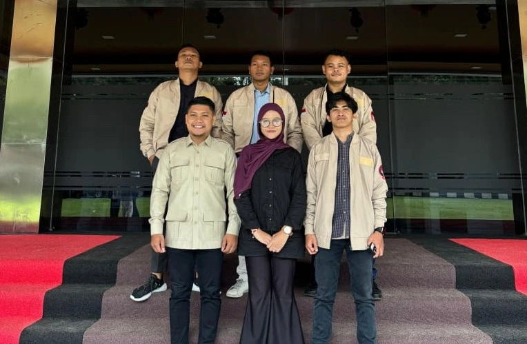 Sekjen DPP GEMPITA Yukenriusman Hulu bersama pengurus DPP GEMPITA berjaket organisasi