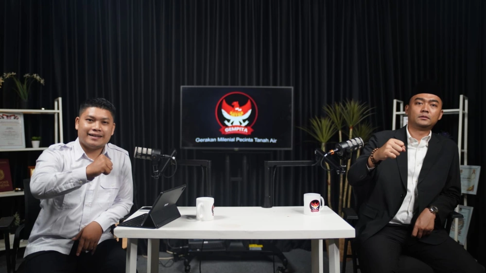 Sekjen DPP GEMPITA Yukenriusman Hulu (kiri) dan Staf Khusus Menteri Agama Dr. Gugun Gumilar berdiskusi di studio podcast GEMPITA
