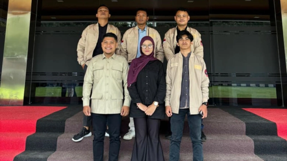 Sekjen DPP GEMPITA Yukenriusman Hulu bersama pengurus DPP GEMPITA berjaket organisasi