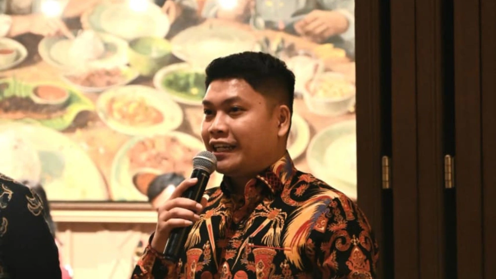 Sekjen DPP GEMPITA Yukenriusman Hulu berbicara memegang mikrofon