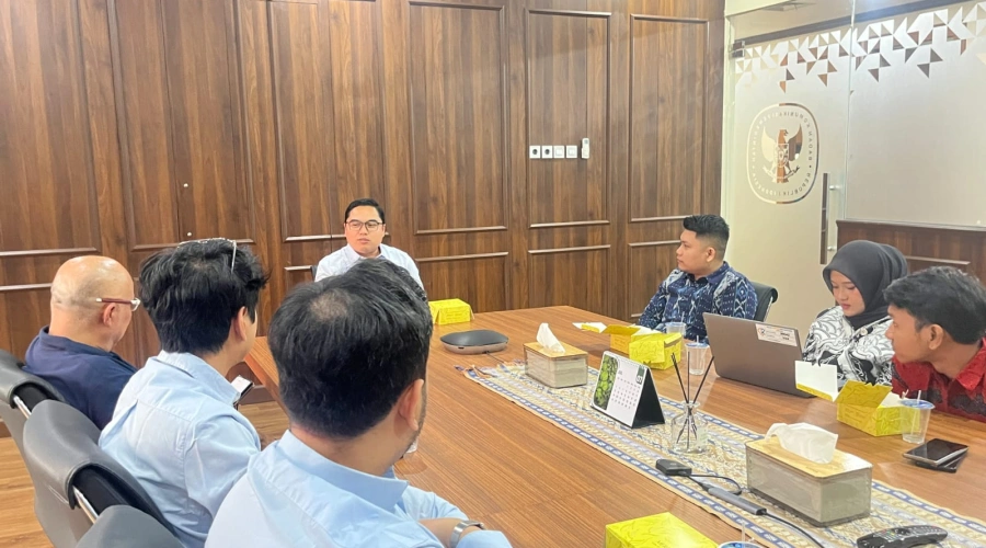 Deputi 1 Bakom RI Fahd Pahdepie menerima Sekjen DPP GEMPITA Yukenriusman Hulu dan pengurus GEMPITA di ruang rapat kompleks Bakom RI, Gambir, Jakarta Pusat
